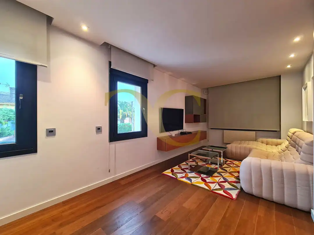 Sala d'estar de Casa o xalet en venda en Oviedo  amb Calefacció, Jardí privat i Terrassa