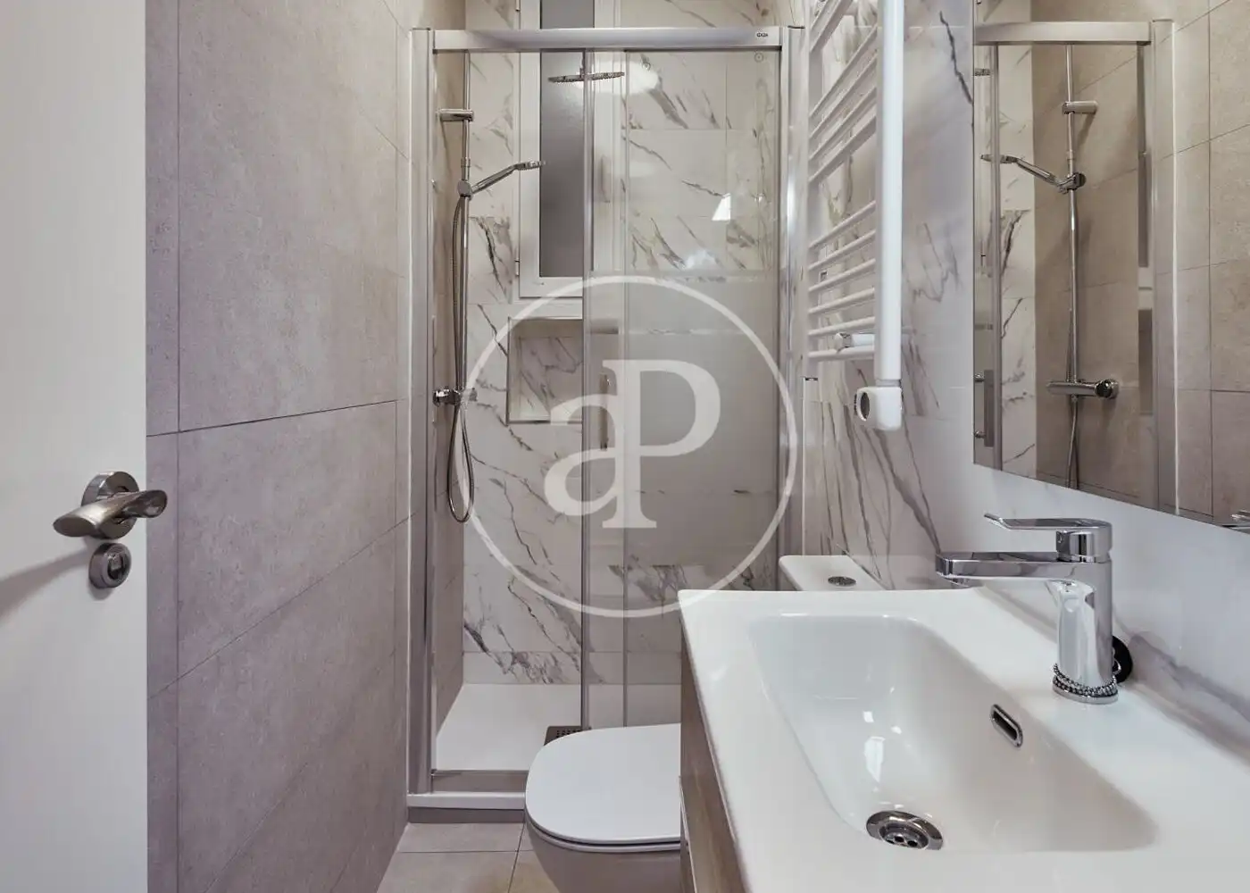 Bathroom of Flat for sale in Madrid  with Air Conditioner, Heating and Furnished