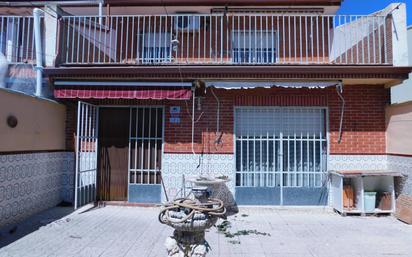 Exterior view of Single-family semi-detached for sale in Alameda de la Sagra  with Air Conditioner and Terrace