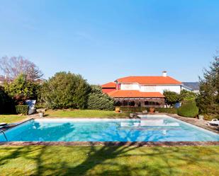 Jardí de Casa o xalet en venda en Oleiros amb Piscina