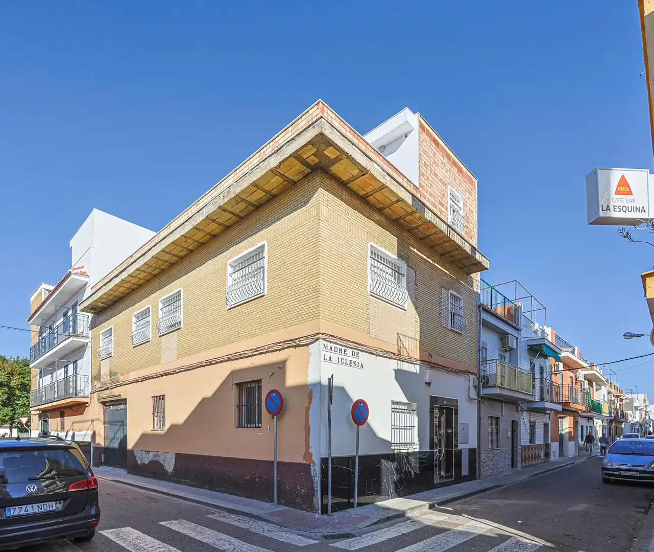 Vista exterior de Casa o xalet en venda en Sevilla amb Moblat i Balcó