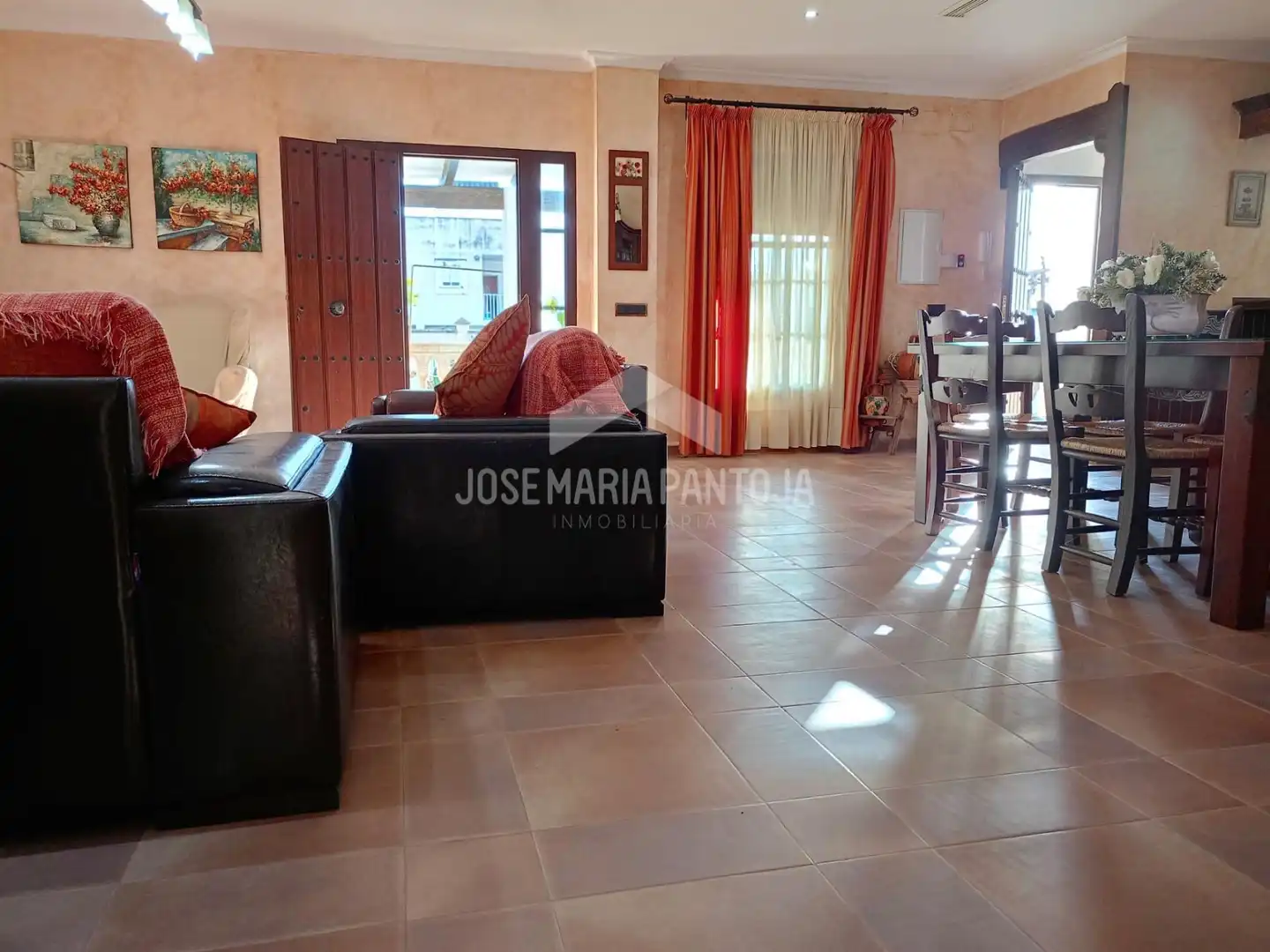 Sala d'estar de Casa o xalet en venda en Arcos de la Frontera amb Calefacció, Jardí privat i Traster
