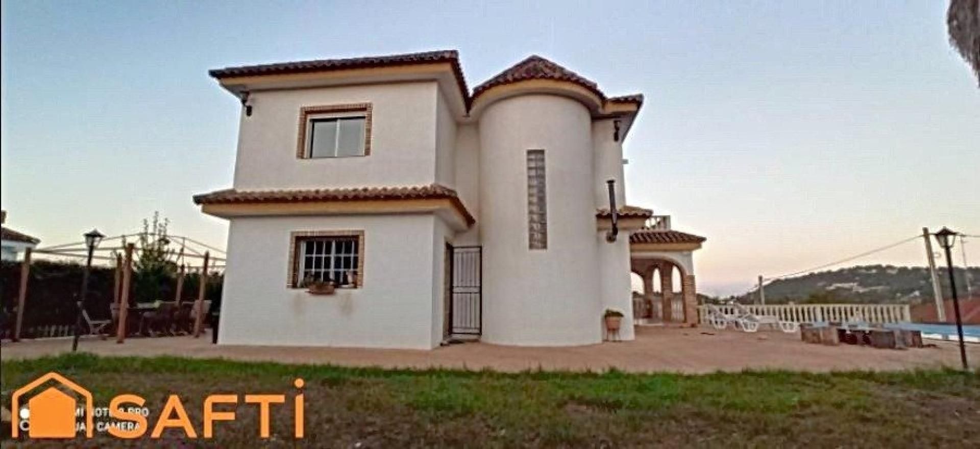 Vista exterior de Finca rústica en venda en Chiva amb Aire condicionat, Piscina i Balcó