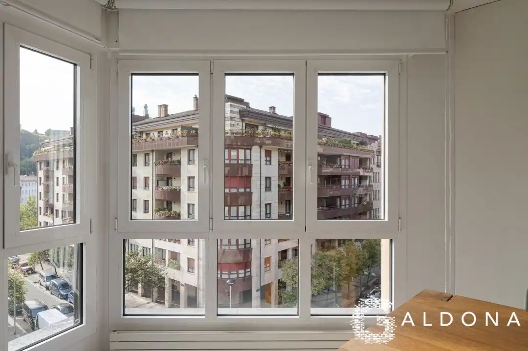 Vista exterior de Pis en venda en Donostia - San Sebastián  amb Calefacció, Terrassa i Balcó