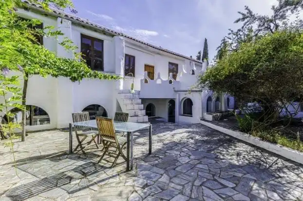 Vista exterior de Casa o xalet en venda en Turón amb Jardí privat, Terrassa i Traster