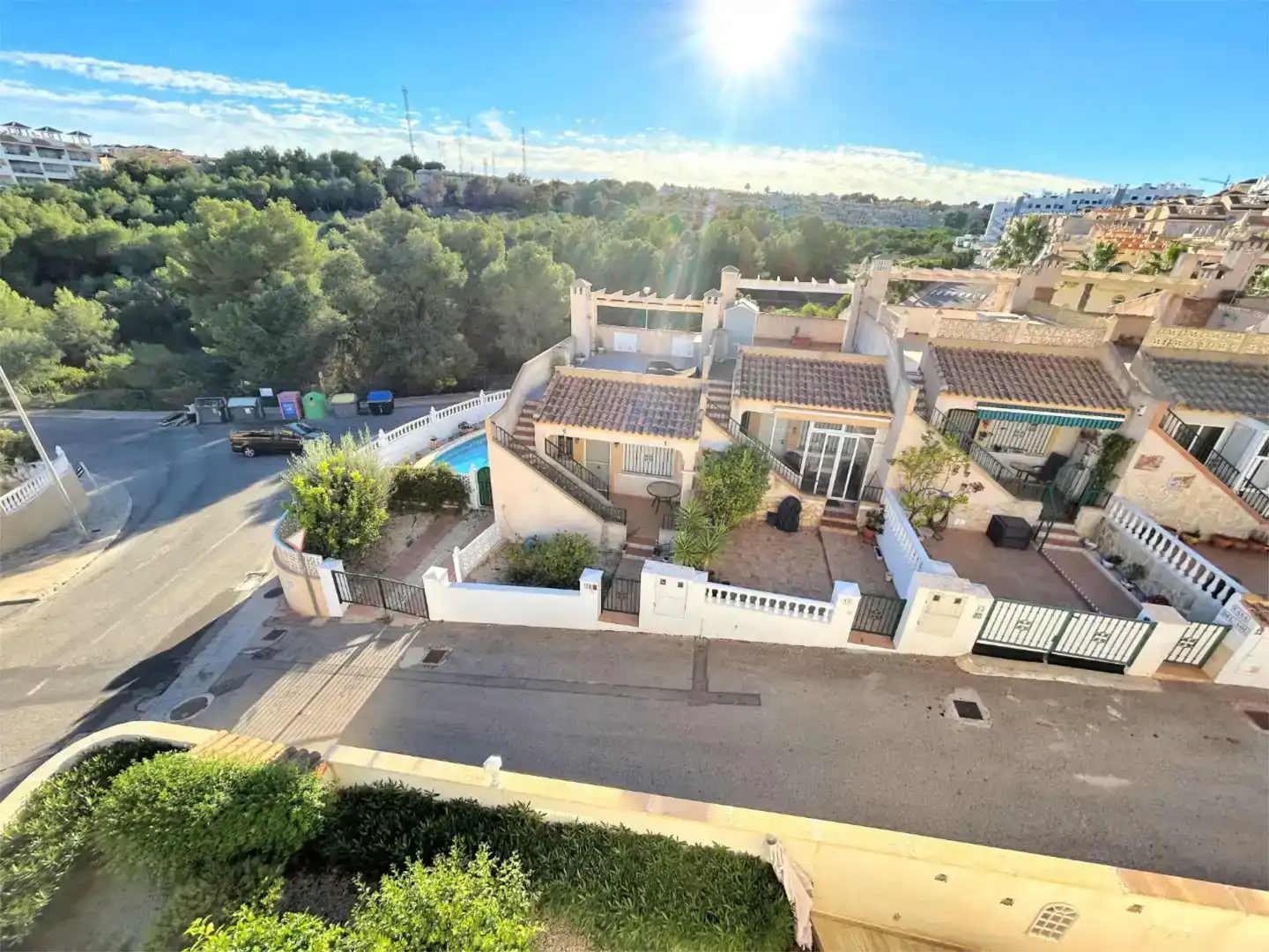 Vista exterior de Casa adosada en venda en Orihuela amb Aire condicionat, Jardí privat i Piscina