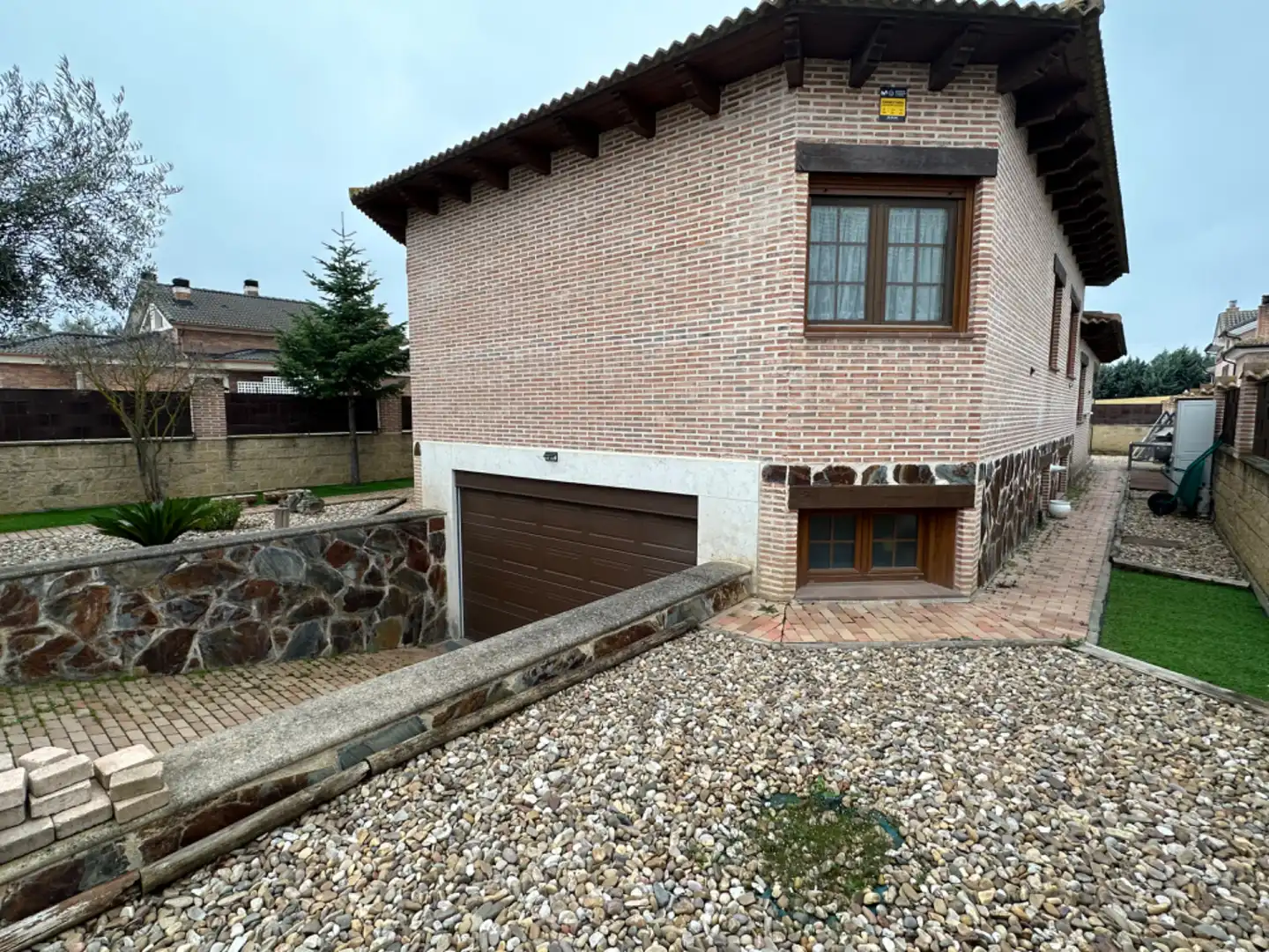 Vista exterior de Casa o xalet en venda en Venta de Baños amb Calefacció, Jardí privat i Alarma