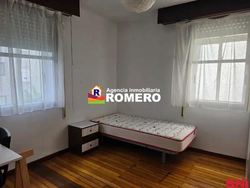 Schlafzimmer von Wohnung zum Verkauf in Santiago de Compostela  mit Möbliert