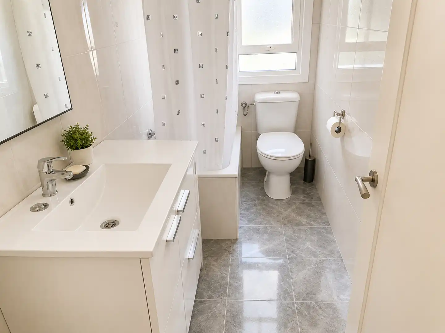 Badezimmer von Wohnung zur Miete in Santander mit Möbliert und Ofen