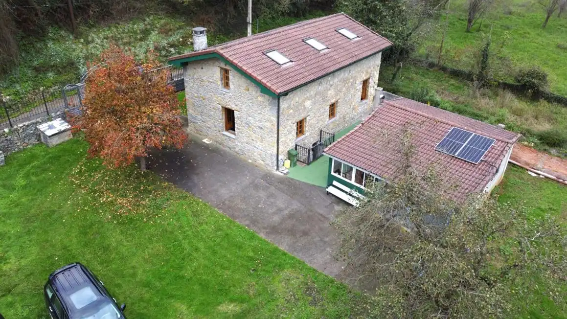 Vista exterior de Casa o xalet en venda en Oviedo  amb Moblat