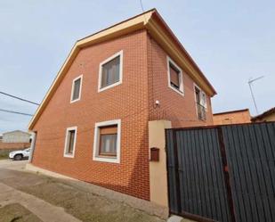 Vista exterior de Casa o xalet en venda en Burganes de Valverde amb Terrassa i Balcó