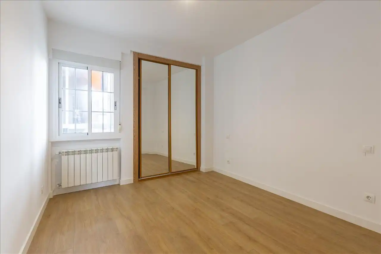 Bedroom of Flat for sale in Madrid  with Air Conditioner, Terrace and Furnished