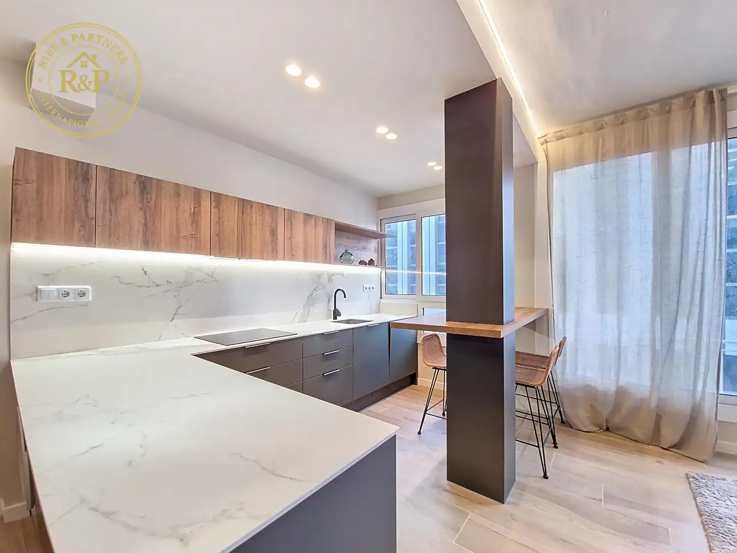 Küche von Wohnungen zum Verkauf in  Barcelona Capital mit Möbliert, Balkon und Alarm