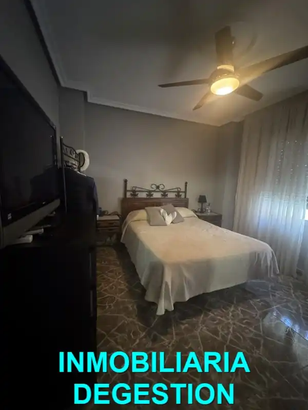Dormitori de Casa adosada en venda en Linares amb Aire condicionat, Calefacció i Jardí privat