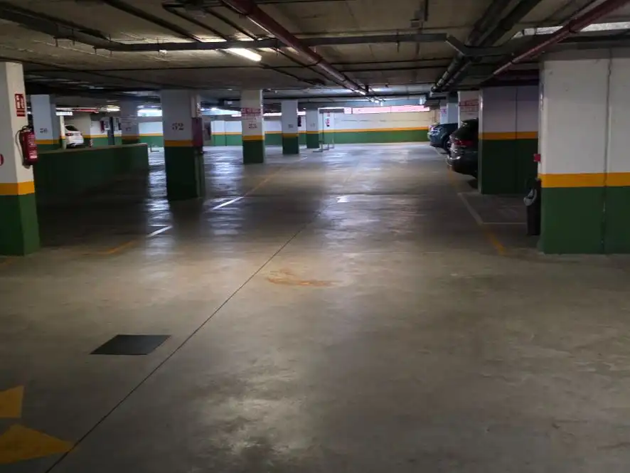 Parkplatz von Garage zur Miete in Alcalá de Henares mit Alarm