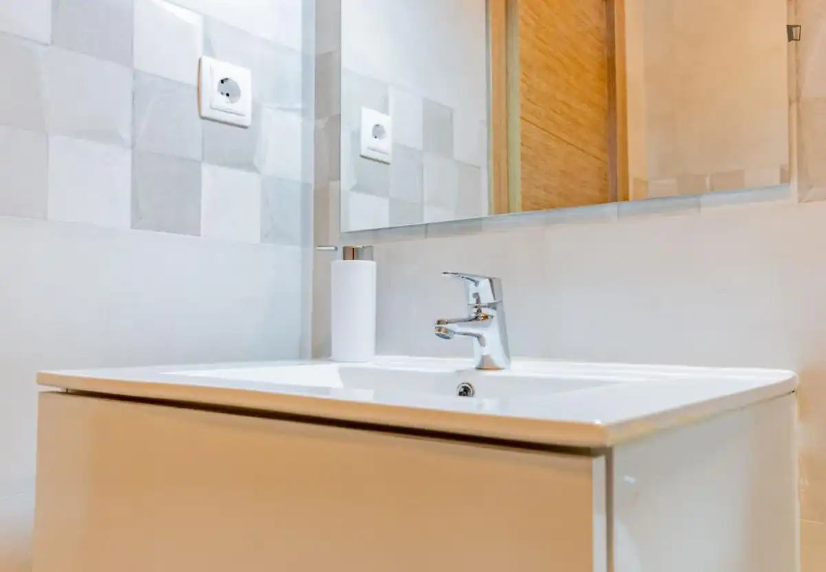 Bany de Apartament de lloguer en Madrid amb Aire condicionat, Moblat i Rentadora