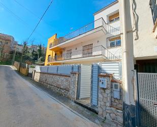 Vista exterior de Casa adosada en venda en Hostalric amb Calefacció, Terrassa i Balcó