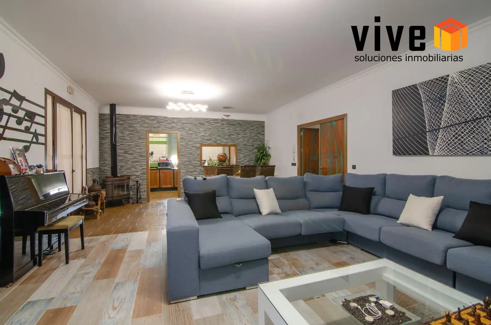 Sala d'estar de Casa o xalet en venda en La Rinconada amb Aire condicionat, Calefacció i Jardí privat