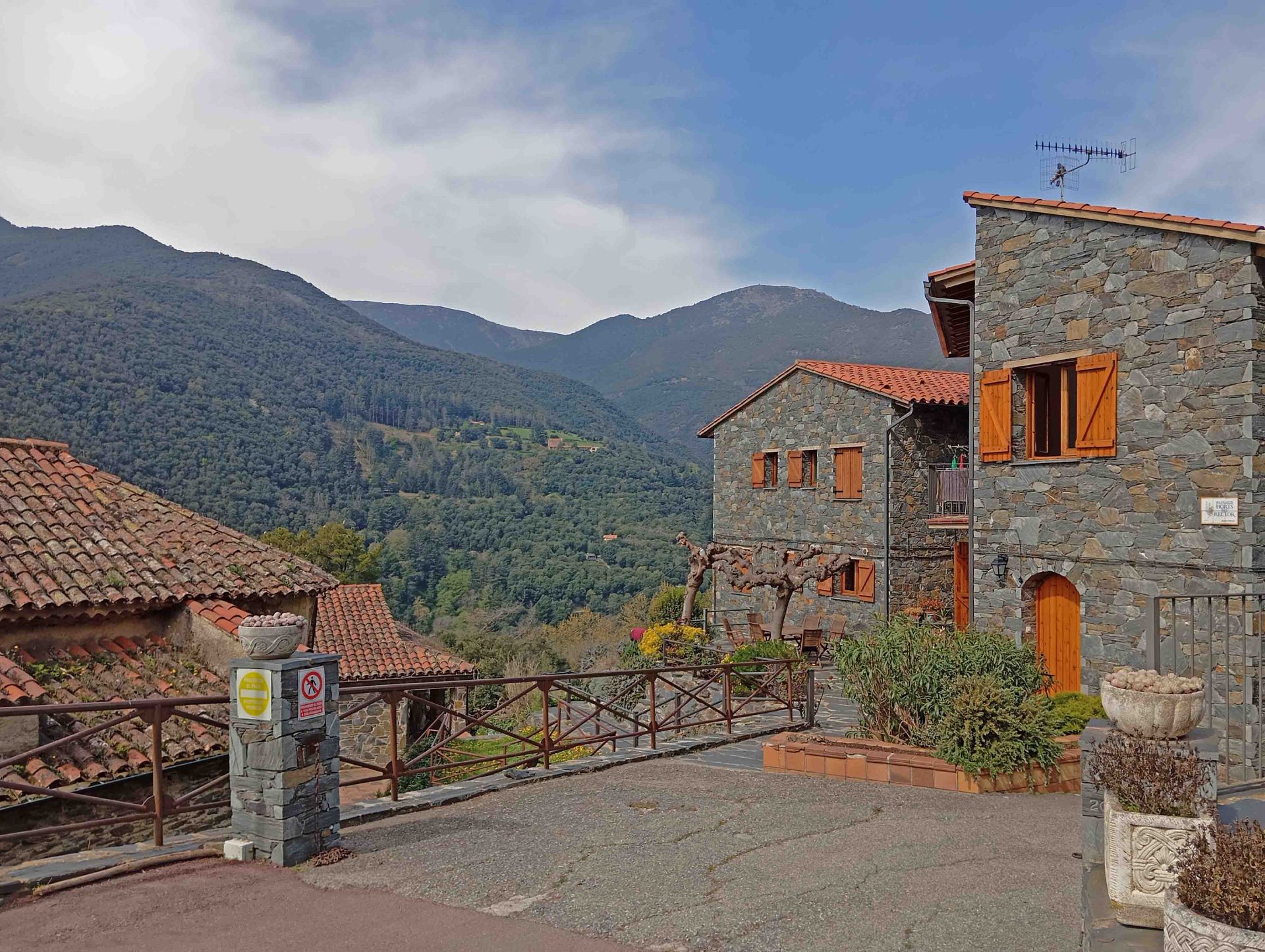 Vista exterior de Casa adosada en venda en Montseny amb Calefacció, Parquet i Terrassa