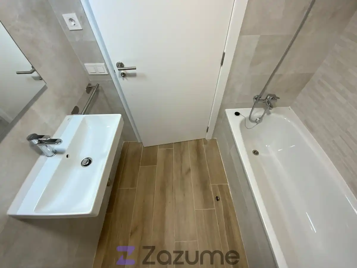 Bathroom of Flat for rent in Valencia  with Air Conditioner, Heating and Private garden