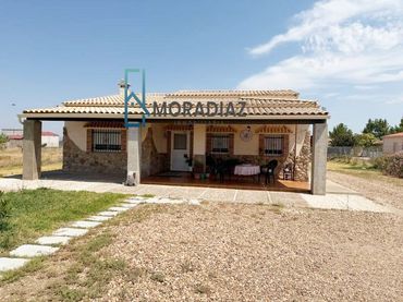 Detached house with garden for sale in Don Benito