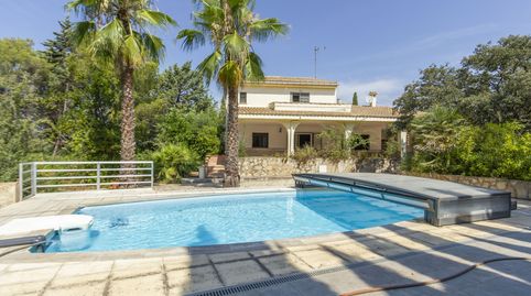 Chalet independiente con piscina, 3.358 m de parcela y zona deportiva en Turís