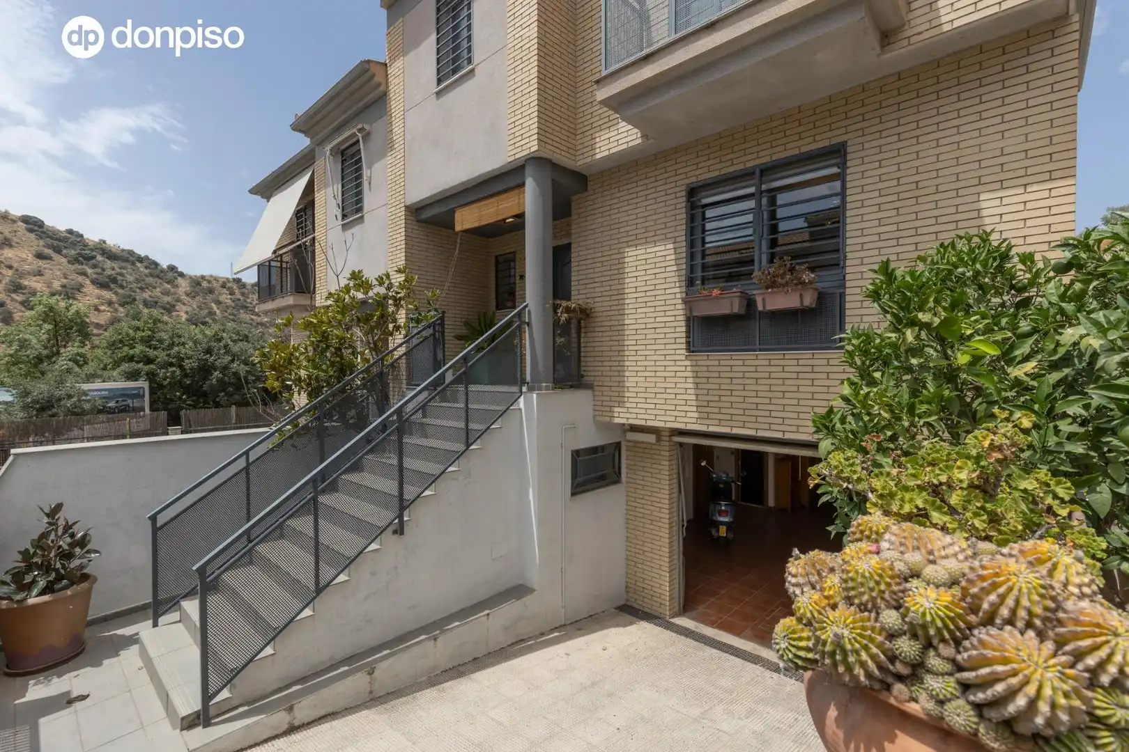 Vista exterior de Casa adosada en venta en Granada con Aire acondicionado, Calefacción y Balcón