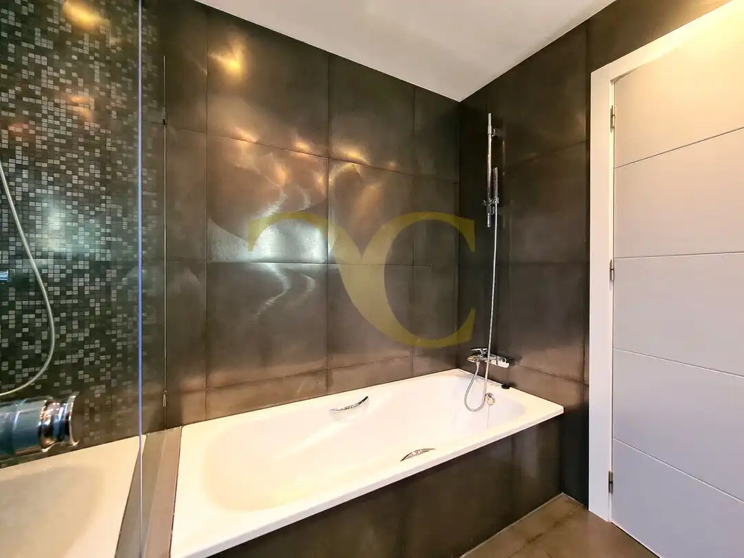 Bany de Casa o xalet en venda en Oviedo  amb Calefacció, Jardí privat i Terrassa