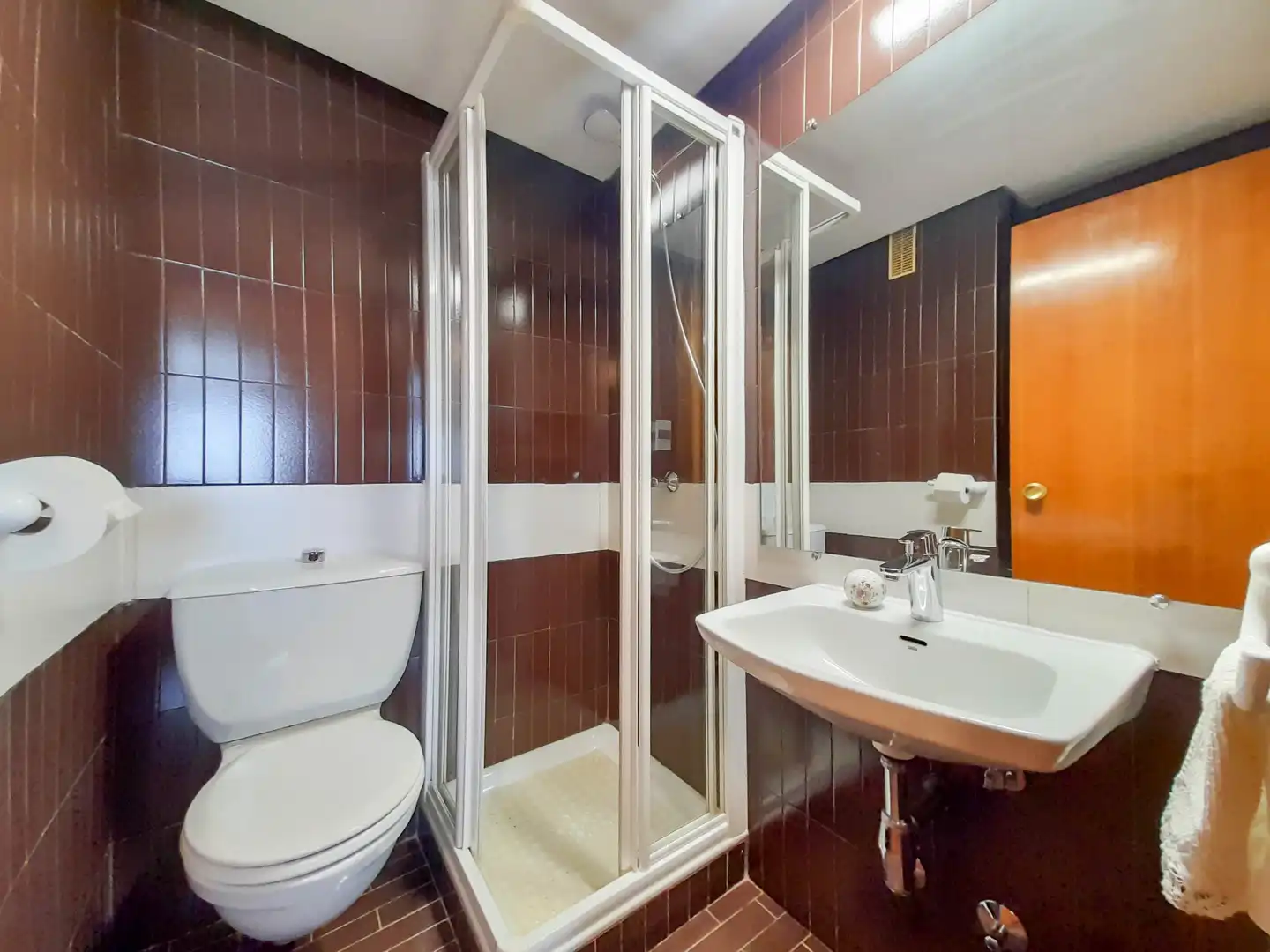 Bathroom of Flat for rent in Madrid  with Heating, Parquet flooring and Terrace