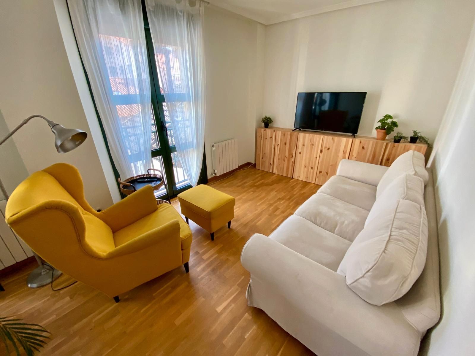Sala d'estar de Pis de lloguer en Gijón  amb Calefacció, Parquet i Moblat