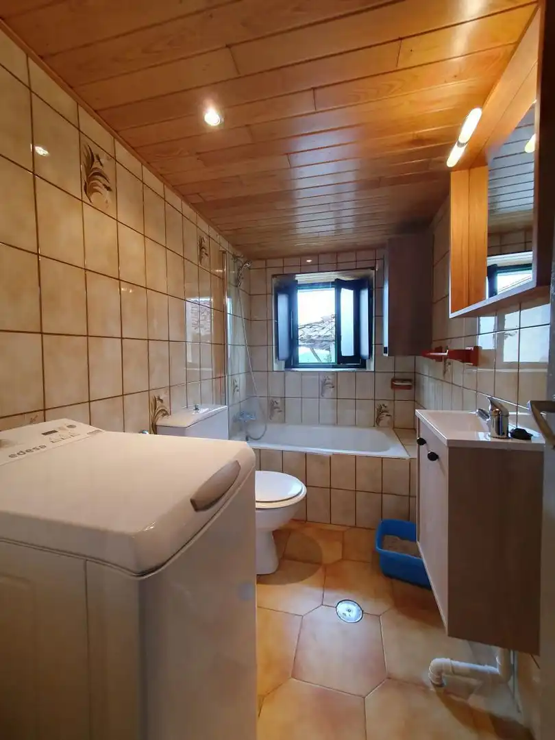 Baño de Casa o chalet en venta en Belmonte de Miranda con Calefacción, Terraza y Trastero