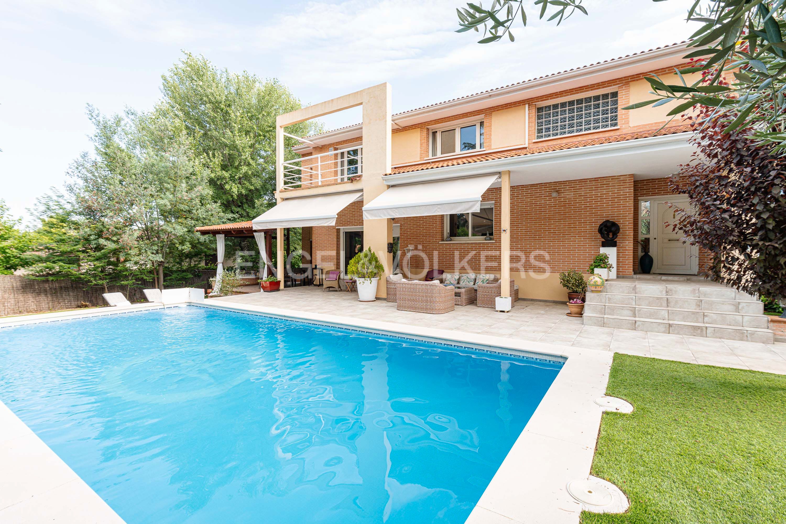 Vista exterior de Casa o chalet en venta en Majadahonda con Calefacción, Jardín privado y Terraza