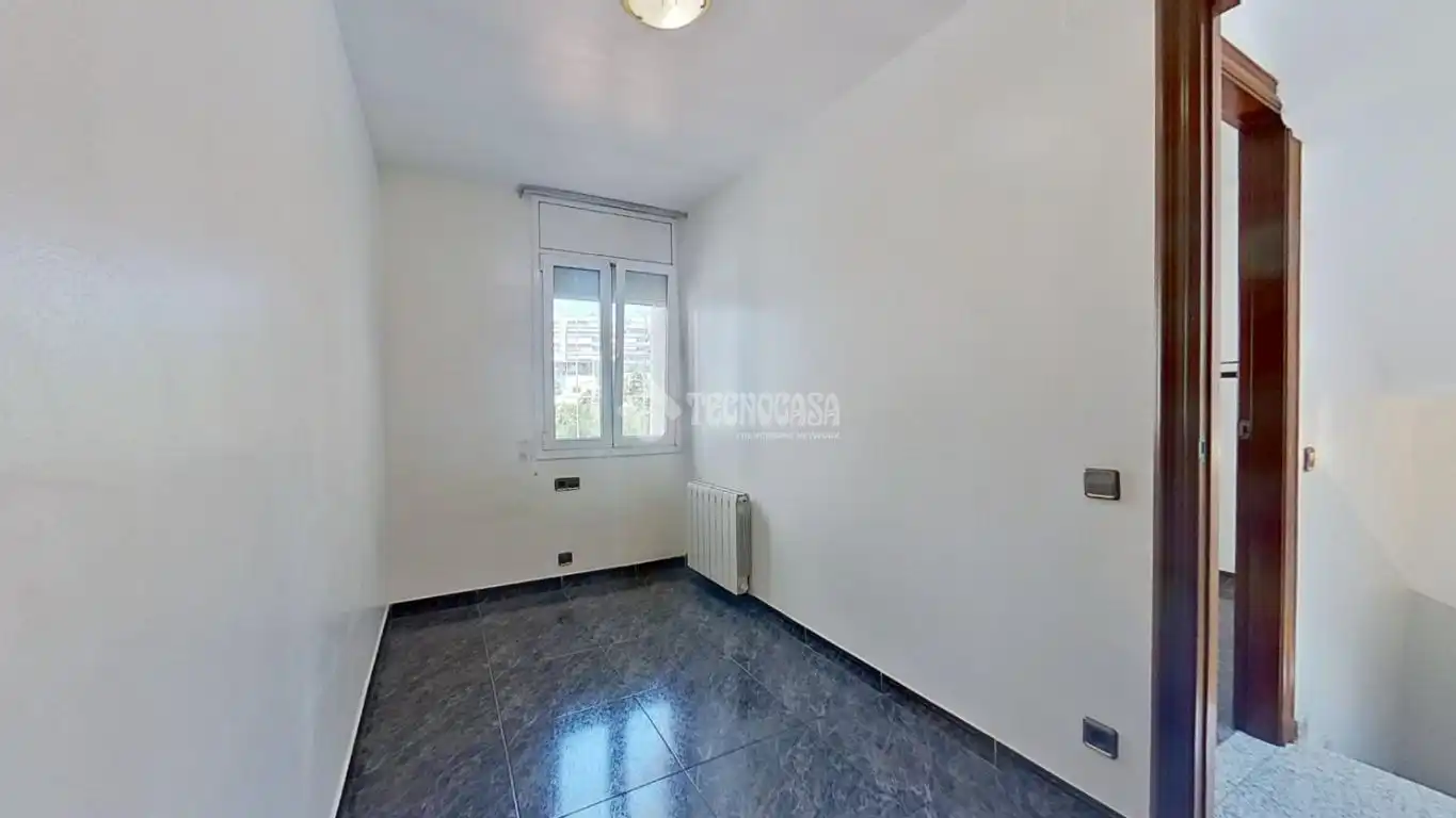 Dormitori de Casa adosada en venda en Cerdanyola del Vallès