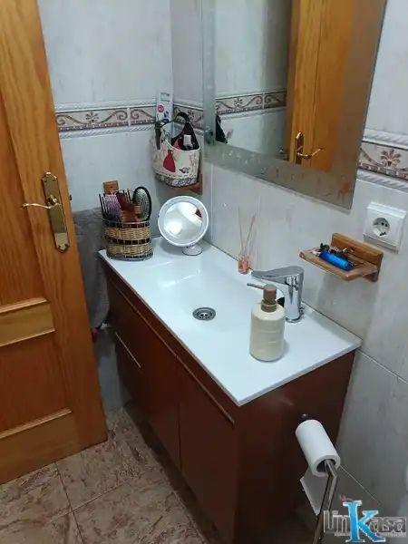 Bany de Casa adosada en venda en Linares amb Calefacció, Traster i Piscina