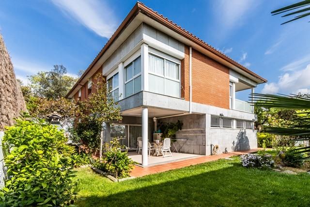 Vista exterior de Casa o chalet en venta en Sabadell con Jardín privado, Terraza y Balcón