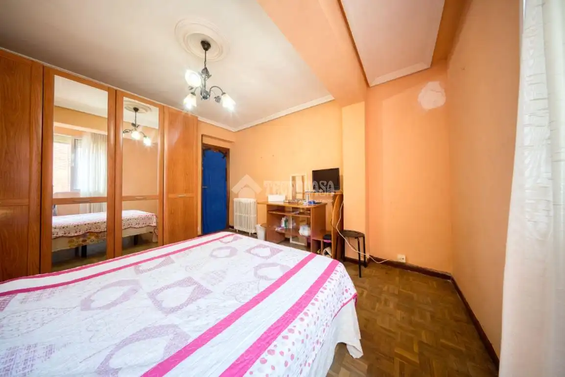 Bedroom of Flat for sale in Valladolid  with Heating, Parquet flooring and Furnished
