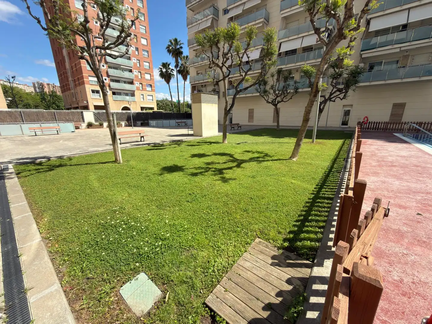 Vista exterior de Ático en venta en Cornellà de Llobregat con Aire acondicionado, Calefacción y Parquet