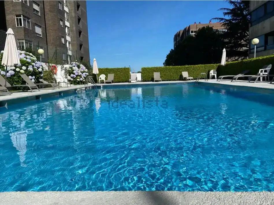 Piscina de Apartament en venda en Vigo  amb Jardí privat, Parquet i Traster