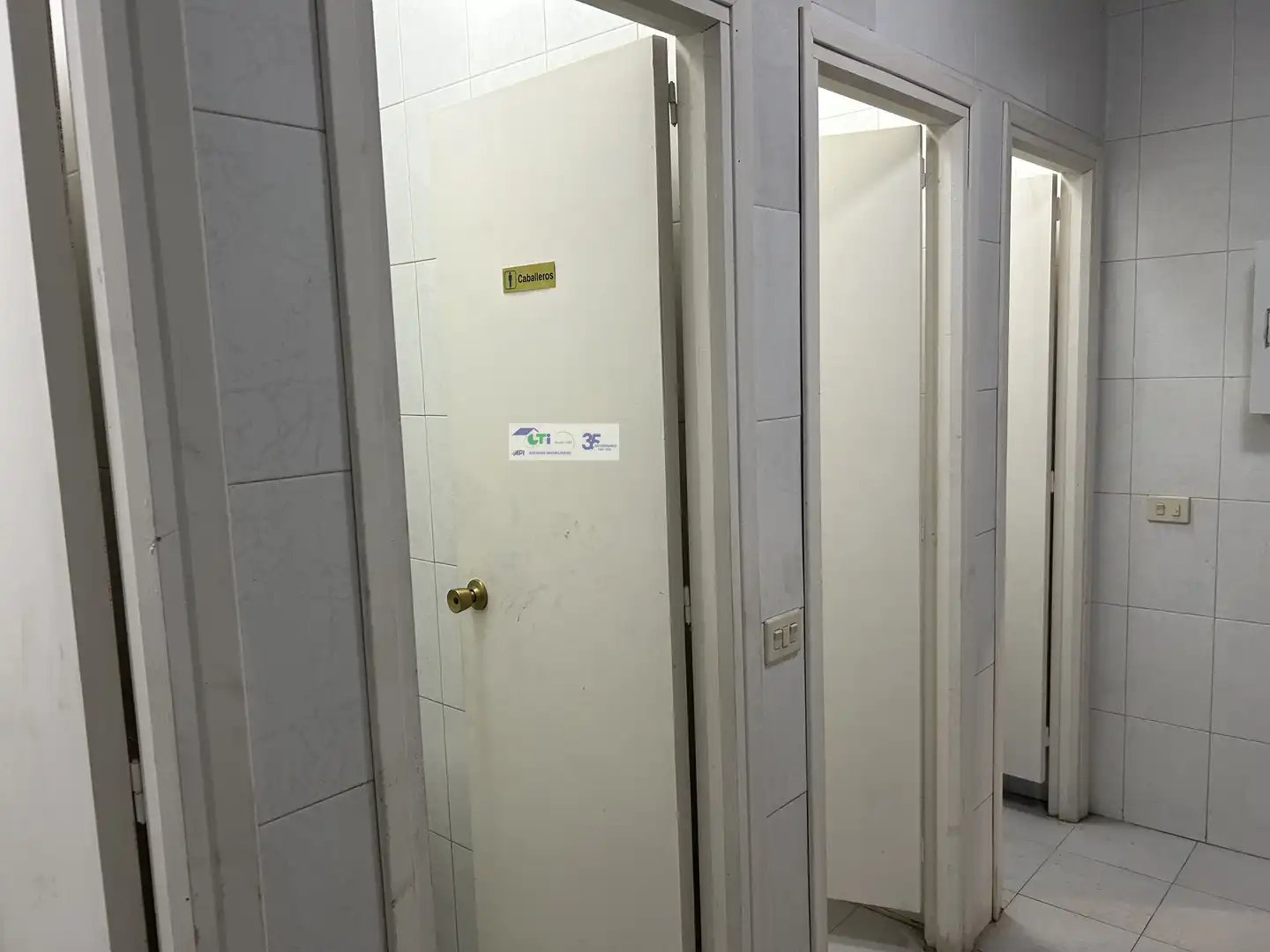 Badezimmer von Fabrikhallen zum Verkauf in María de Huerva