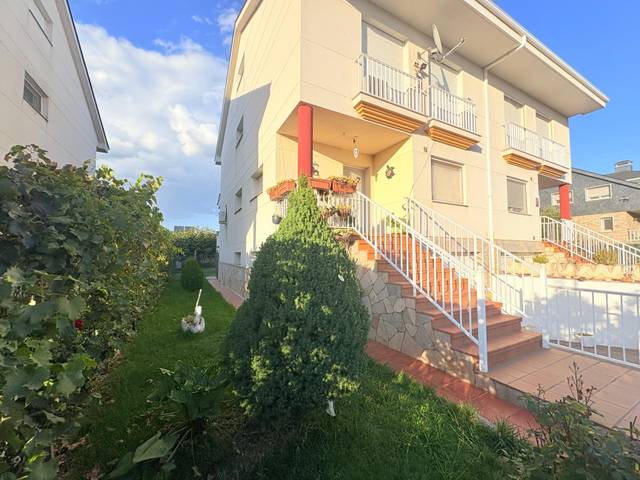 Casa adosada en Venta en  CACABELOS-CM en Carracedelo