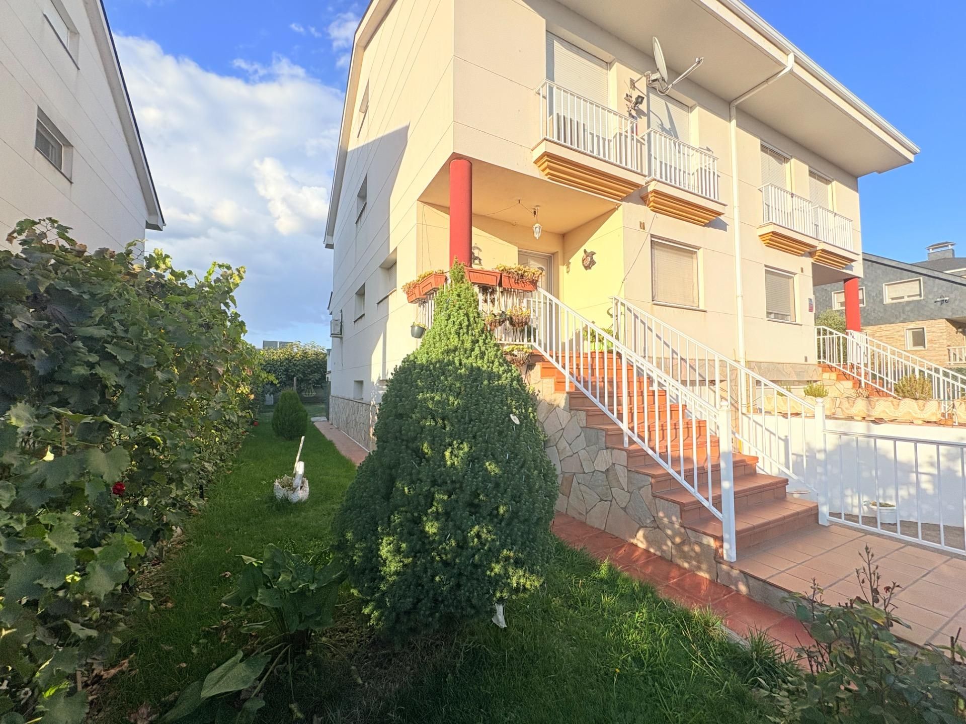 Exterior view of Single-family semi-detached for sale in Carracedelo  with Heating, Private garden and Terrace