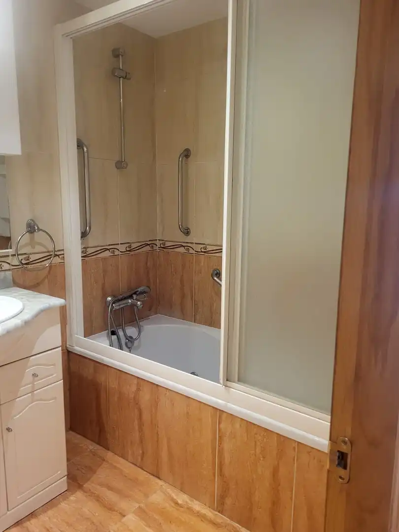 Baño de Piso de alquiler en Gijón  con Calefacción, Parquet y Amueblado