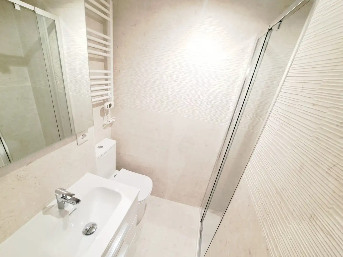 Badezimmer von Wohnung zum Verkauf in Madrid mit Klimaanlage, Heizung und Parkett