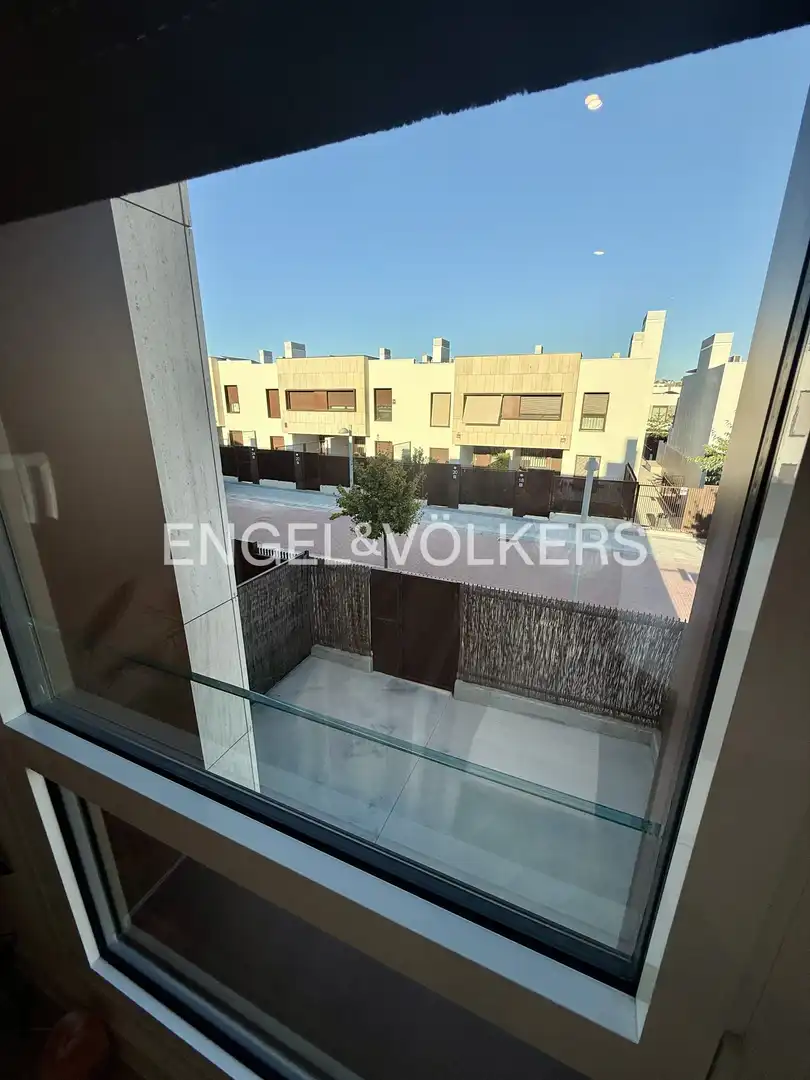 Terrassa de Casa adosada de lloguer en Madrid amb Aire condicionat, Calefacció i Jardí privat