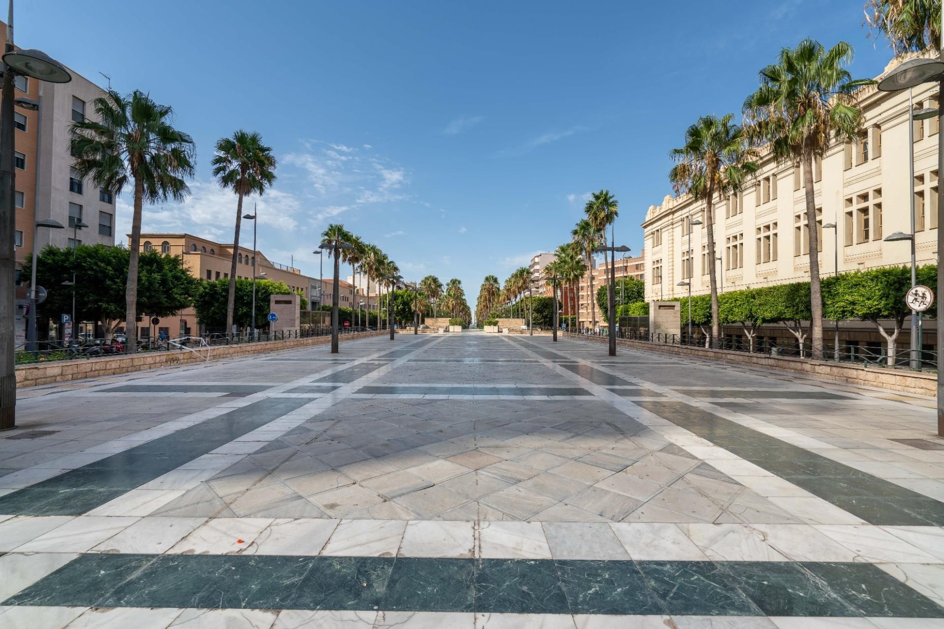 Vista exterior de Pis en venda en  Almería Capital amb Aire condicionat