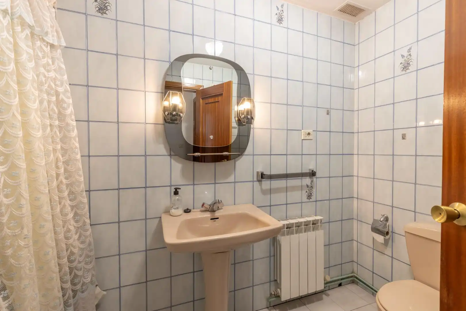 Bathroom of Flat for sale in Granada  with Air Conditioner, Terrace and Balcony