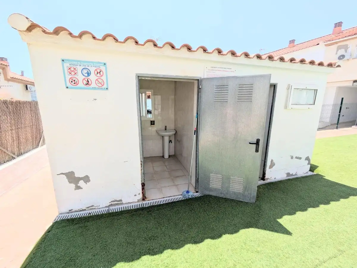 Bany de Casa adosada en venda en Torremolinos amb Aire condicionat, Calefacció i Jardí privat