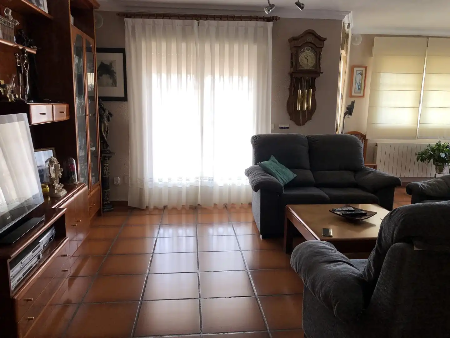 Sala d'estar de Casa o xalet en venda en La Lastrilla  amb Calefacció, Jardí privat i Traster