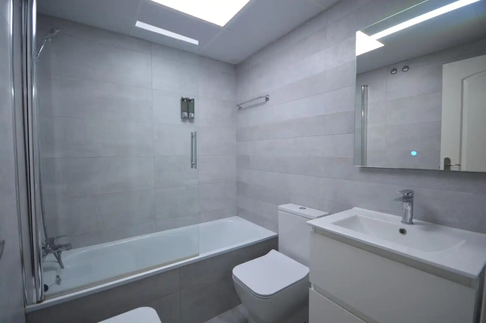 Baño de Casa adosada en venta en El Puerto de Santa María con Aire acondicionado, Calefacción y Jardín privado