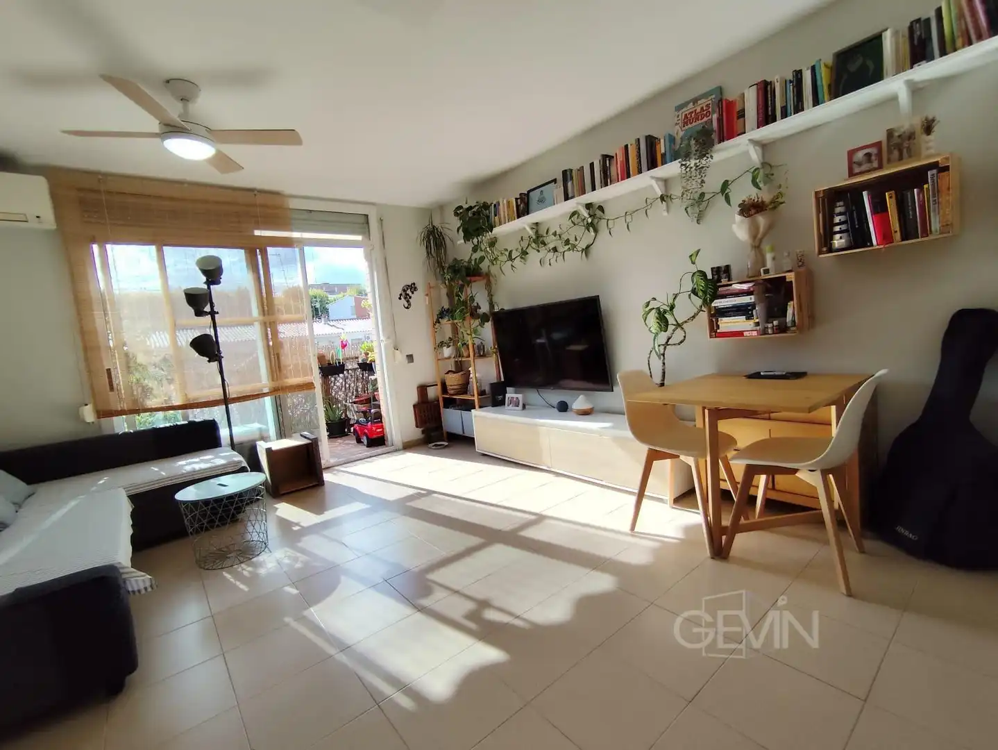 Sala de estar de Piso en venta en Santa Perpètua de Mogoda con Aire acondicionado, Trastero y Balcón